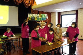 余市町食育推進会議・谷会長と「よいち食改フレンドの会」のみなさんによる挨拶